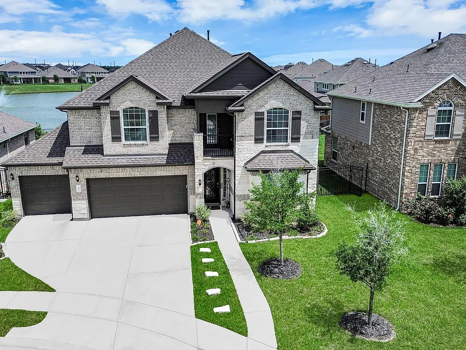 3 Avery Brook Ct