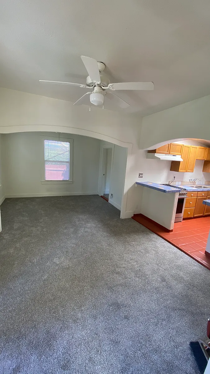 Building Photo - 624 N Ditmar St