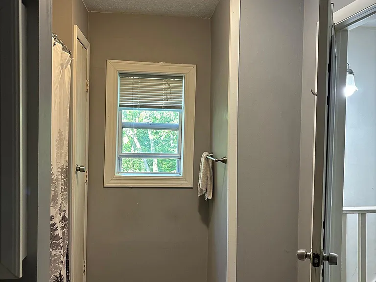 1421 Lyons Ave — Photo 16