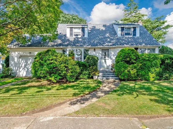 5 Maple Lane, Massapequa Park, NY 11762