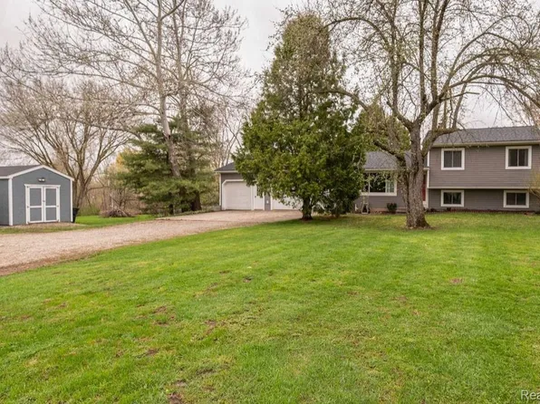 2513 Bowers Rd, Lapeer, MI 48446