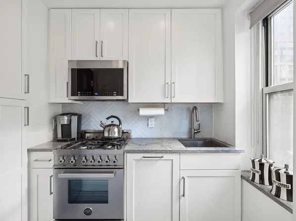 400 East 52nd Street image 5 of 8