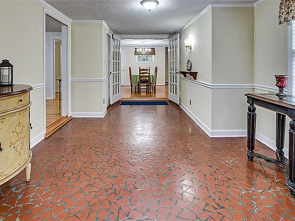 3rd image of 840 Oakmont Dr