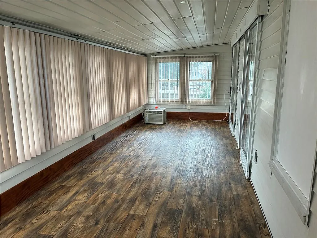 3 bed, 1.0 bath, 1000 sqft, $1,600 — Photo 3
