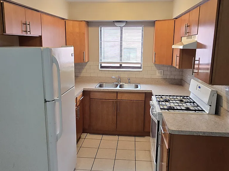 2131 Narcissus Ave #2W — Photo 4