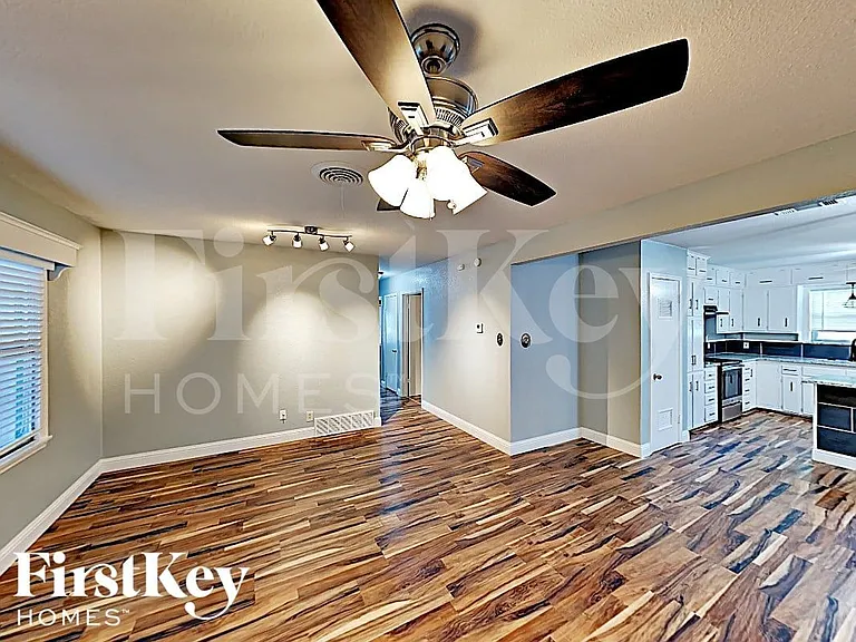 205 SW Moody St — Photo 2