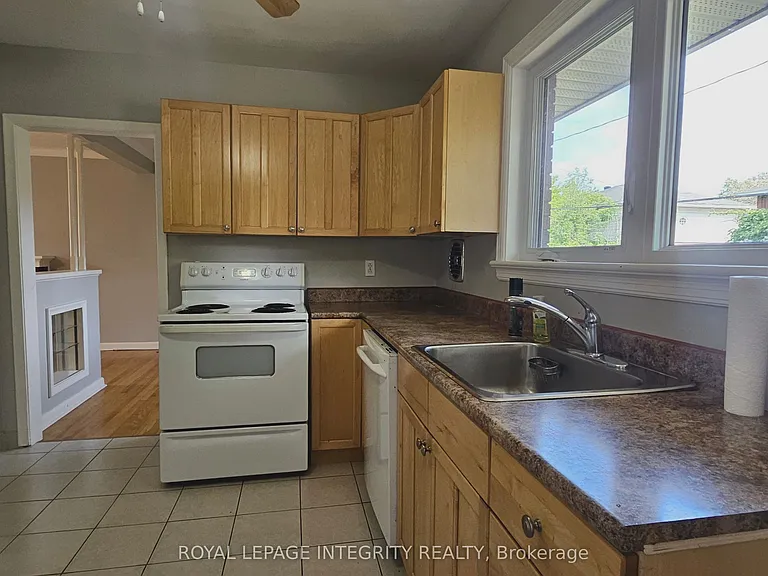 1764 Gage Cres — Photo 31