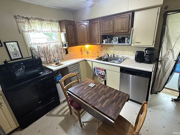 5th image of 2401 S Rogers St