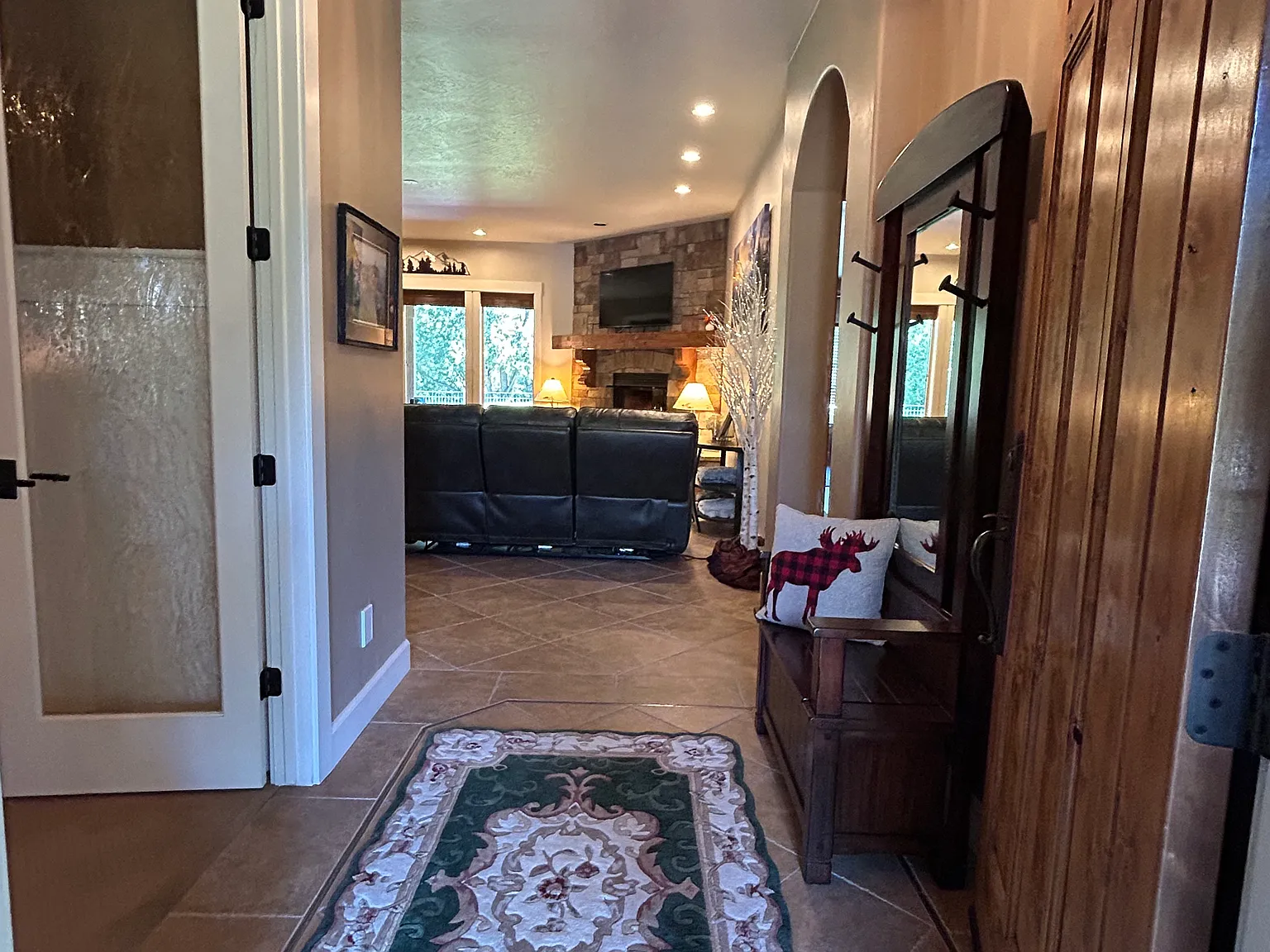 4 bed, 3.5 bath, 3950 sqft, $5,995 — Photo 4