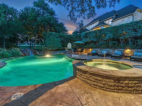 3rd image of 1300 Montserrat Cir