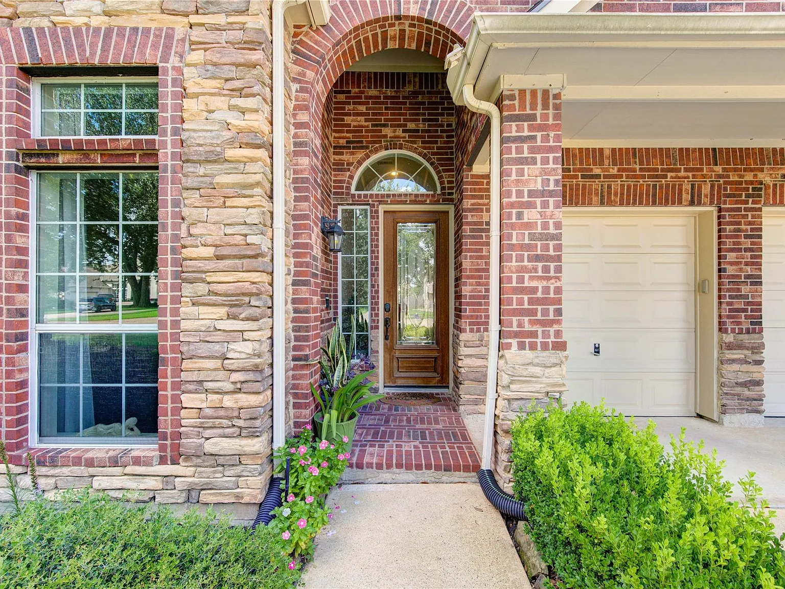 4 bed, 2.5 bath, 3231 sqft, $3,298 — Photo 2