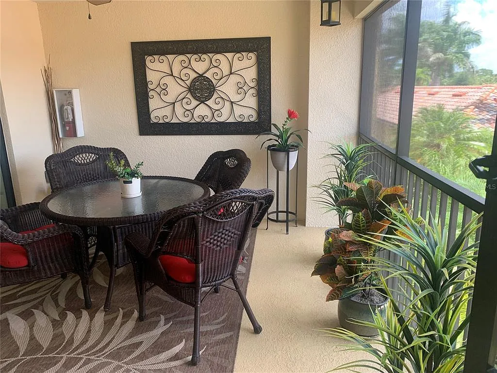 2 bed, 2.0 bath, 1561 sqft, $1,749 — Photo 2