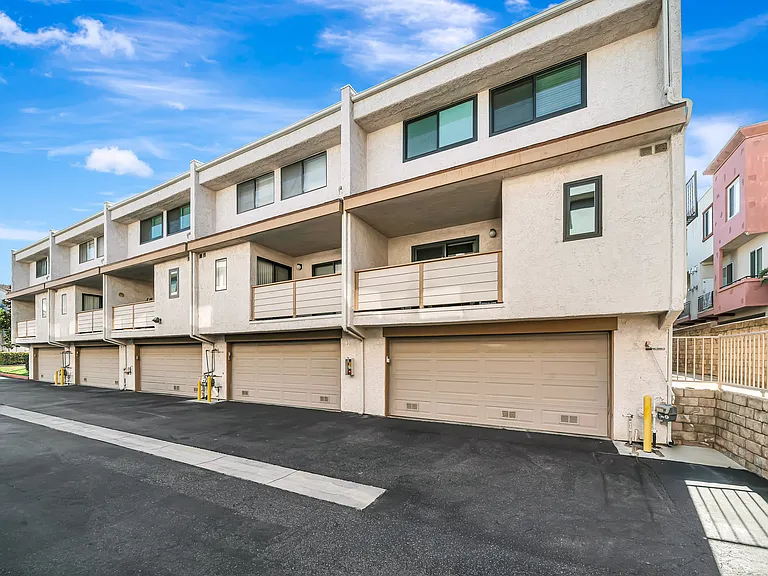 10231 Independence Ave — Photo 40