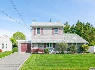 162 5th St, Hicksville, NY 11801