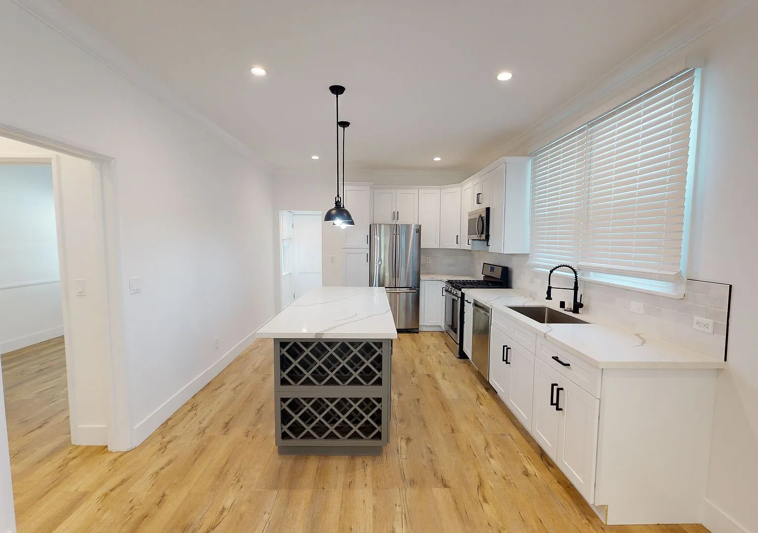 1021 S Hayworth Ave — Photo 4
