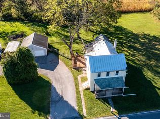 876 Old Airport Rd, Douglassville, PA 19518