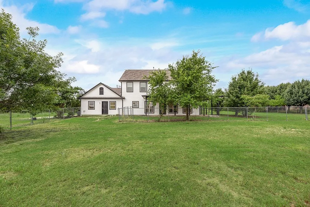 5 bed, 2916 sqft, $5,900 — Photo 4