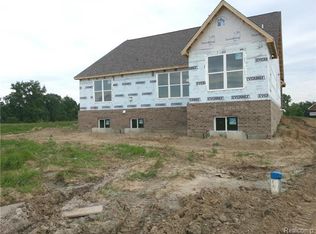 310 Lenox Ln, Brighton, MI
