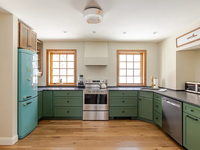 Main floor
Kitchen
Dishwasher
Refrigerator
Oven