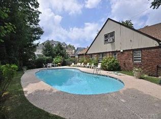 21 Greenway Rd, Long Beach, NY 11561