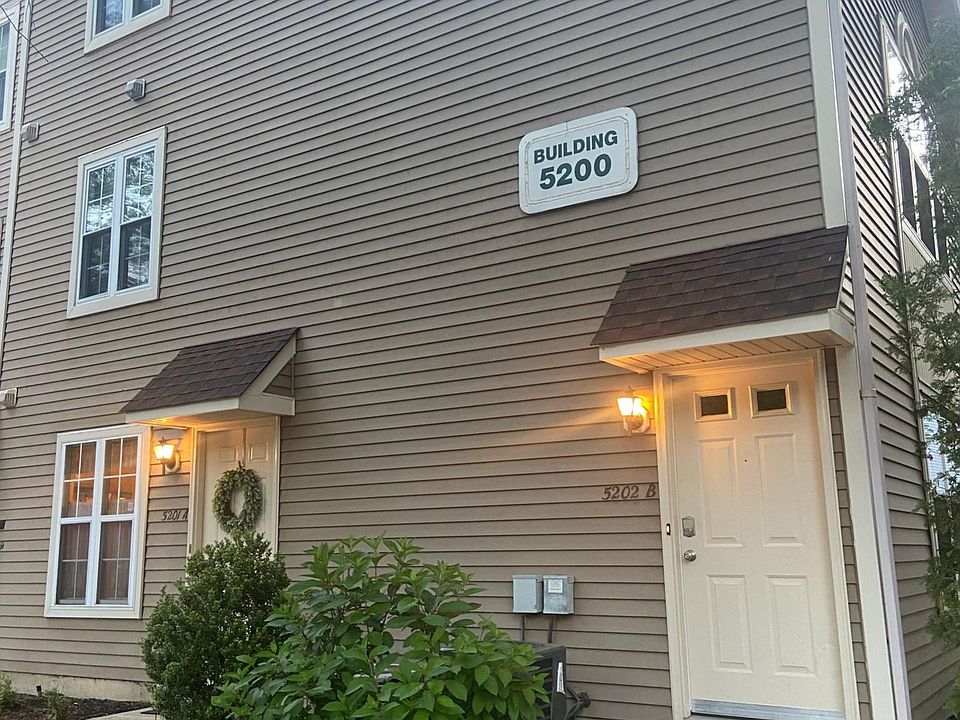 End unit 2-story condo