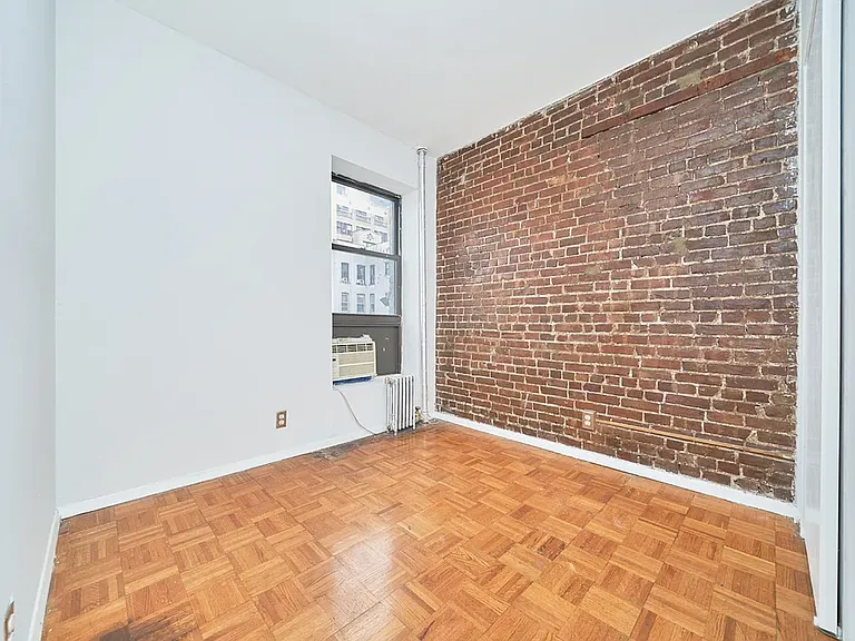 333 W 43rd St #4C — Photo 4