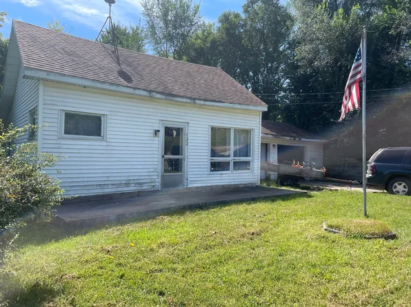 122 E Lake St, Stanton, MI 48888