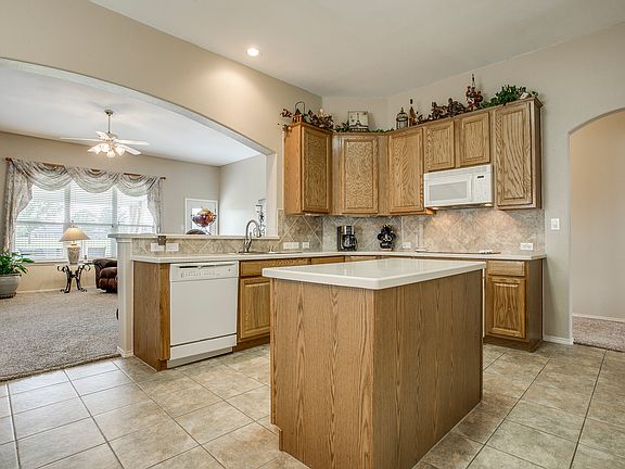 3rd image of 10301 Wentworth Dr