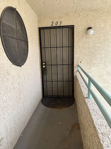 930 N Sloan Ln Photo 1