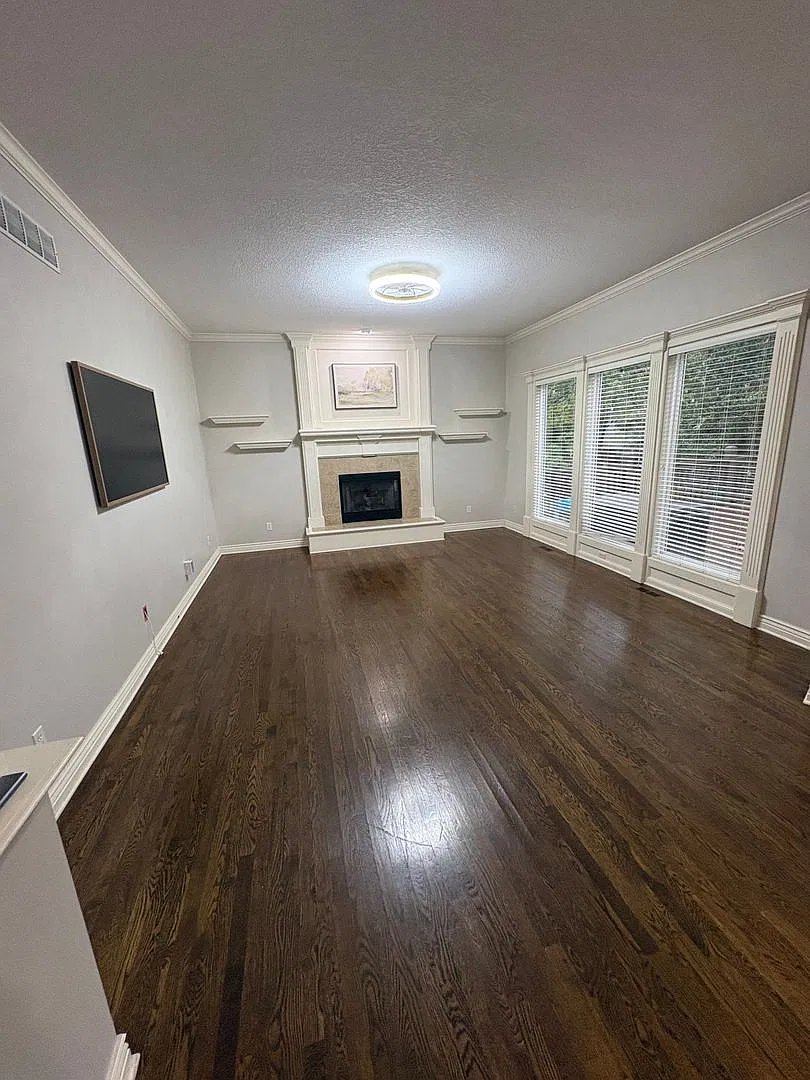 Do not miss this Absolutely Beautiful, Bright and Spacious 4 Bed/4.5 Bath Overland Park Home with... — Photo 4