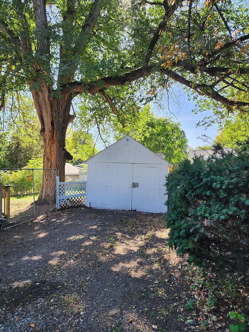 Nice updated 3 Bedroom House in a Great Neighborhood — Photo 4