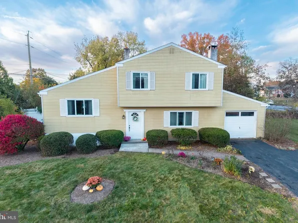 102 Russell Ave, Douglassville, PA 19518