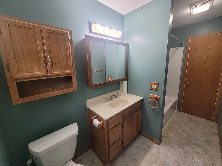 Main level bathroom with shower tub