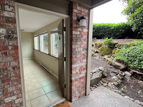2nd image of 4050 W Lake Sammamish Pkwy NE #101