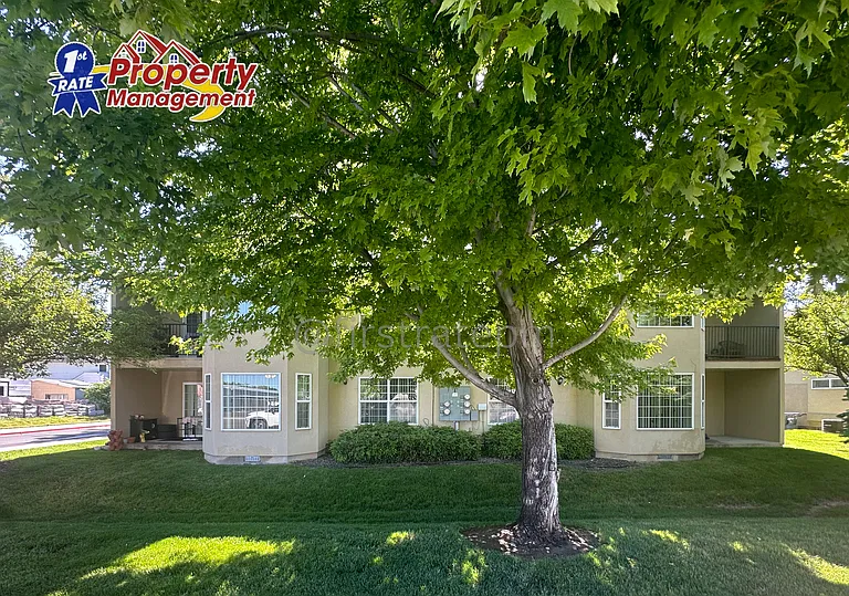 10042 W Garverdale Ln — Photo 2