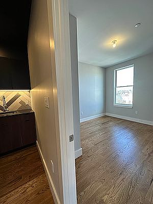 5th image of 1354 Jefferson Ave #4Q