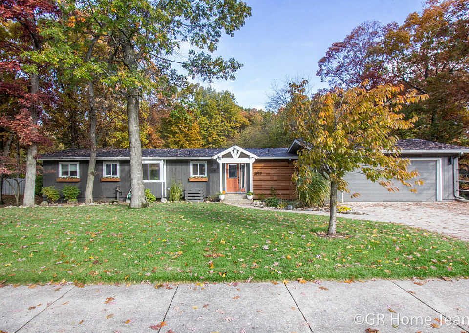 1st image of 2977 Manitou Dr NE