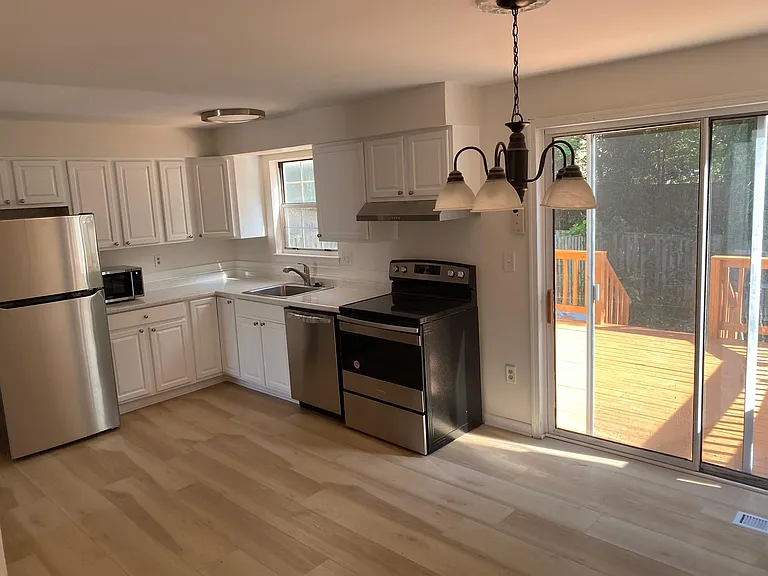 7604 McNamara Dr — Photo 2