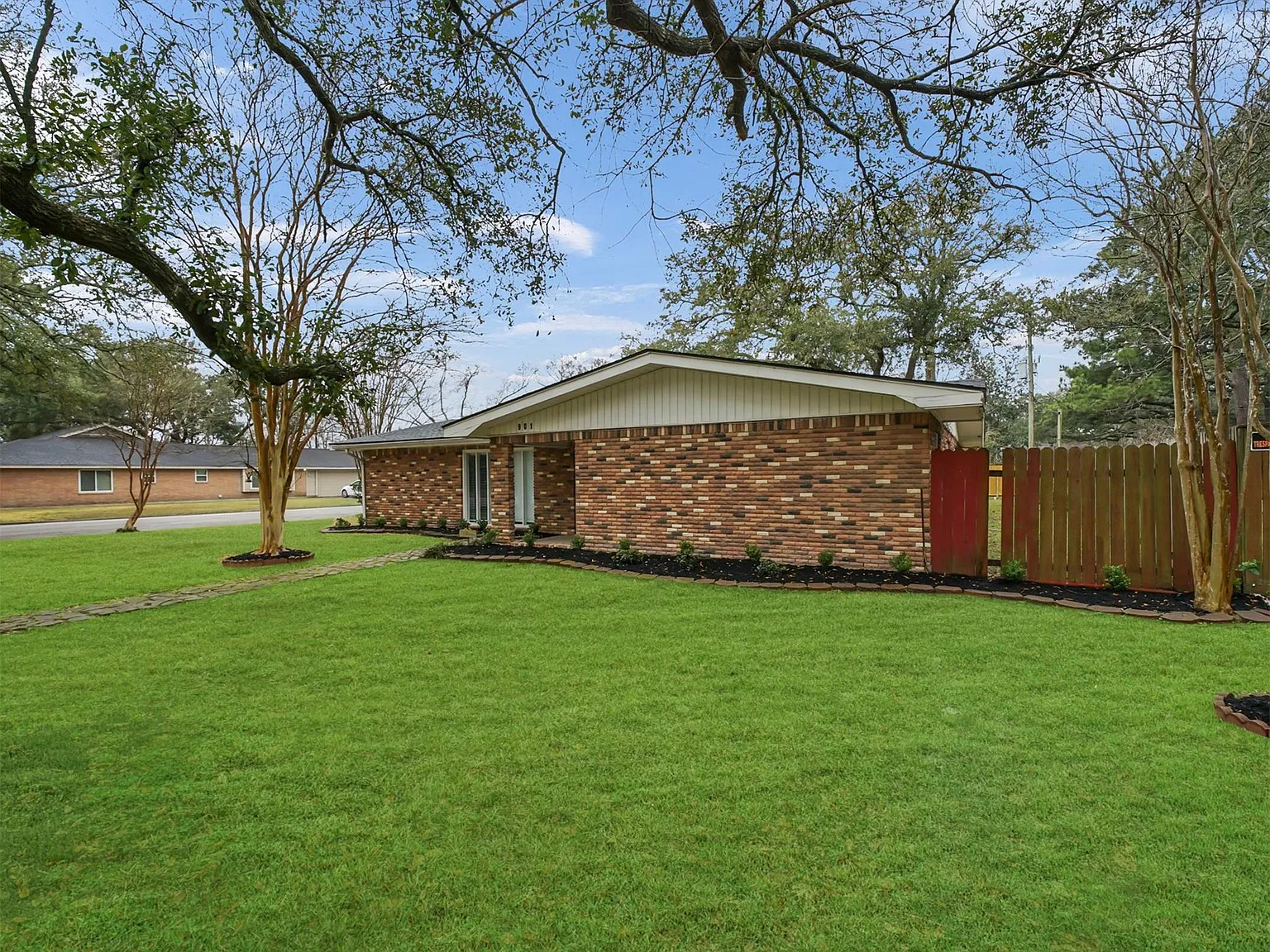 4 bed, 2.0 bath, 1804 sqft, $2,295 — Photo 3