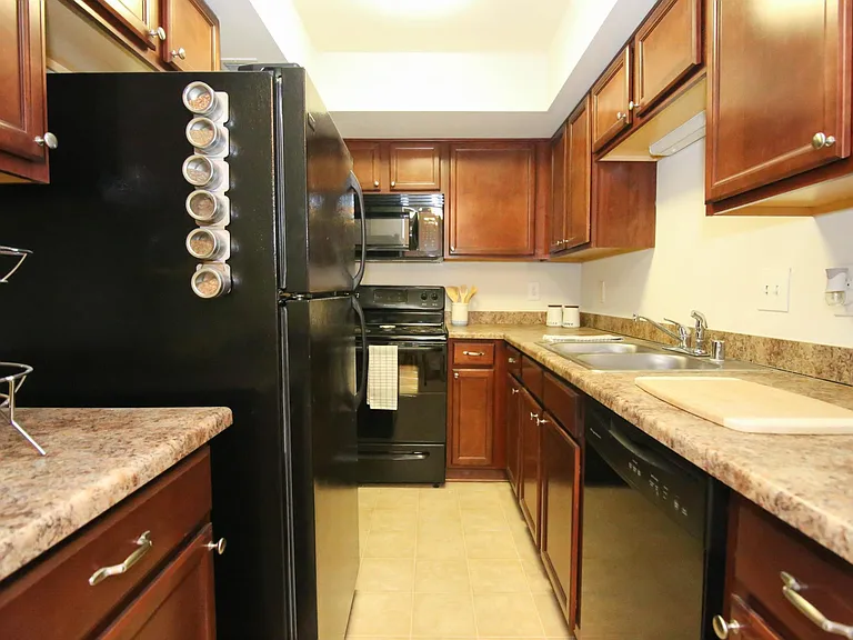 The Reserve at Merrick Apartments & Townhomes — Photo 6