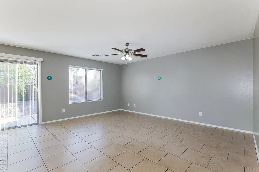 4 bed, 2.5 bath, 1949 sqft, $2,105 — Photo 4