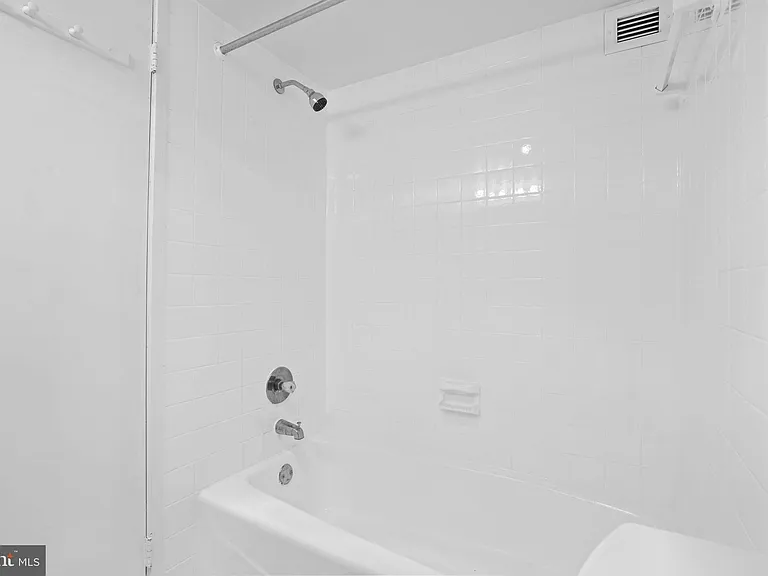 1001 26th St NW #303 — Photo 26