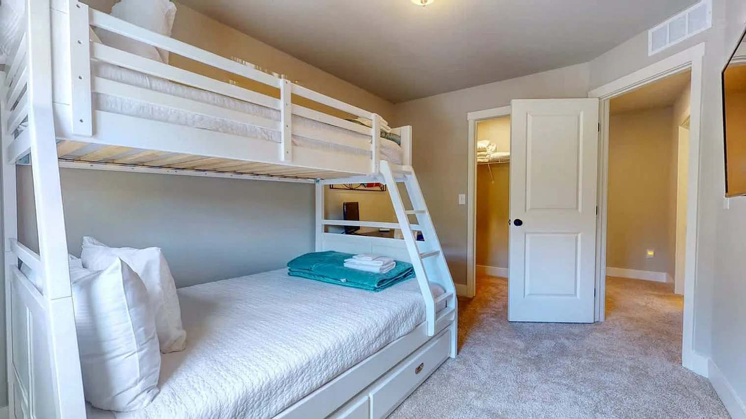 3 bed, 2.0 bath, 1463 sqft, $6,270 — Photo 3