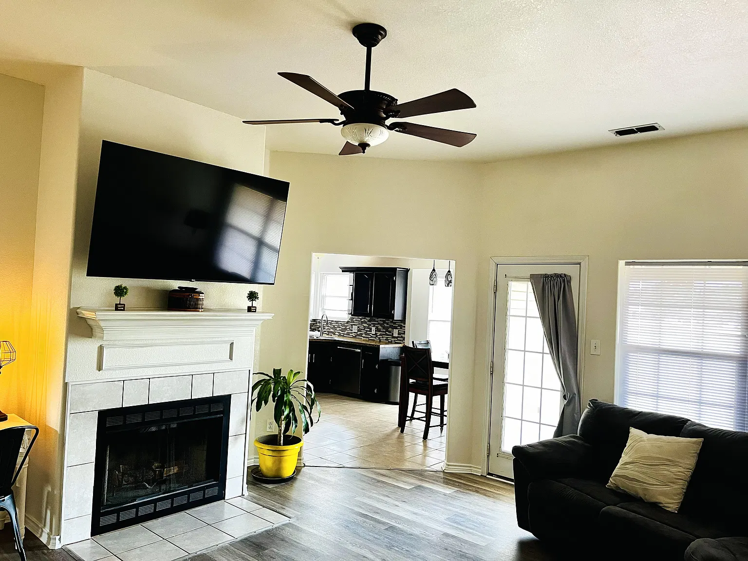 3 bed, 1390 sqft, $3,800 — Photo 2