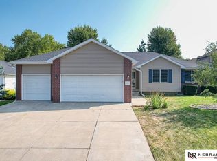 6900 Glass Ridge Dr, Lincoln, NE 68526