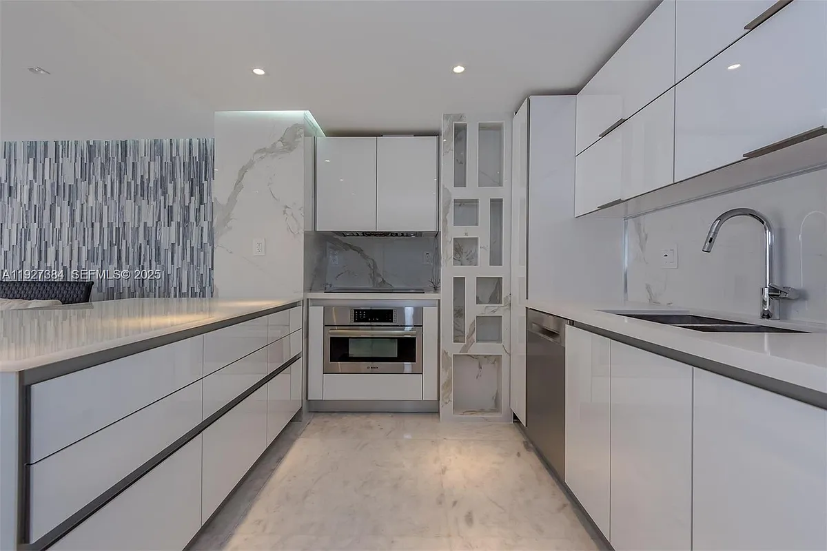 Building Photo - 6423 Collins Ave #304
