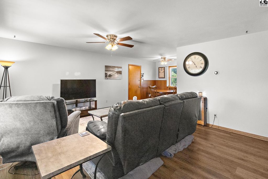 1302 E 13th Ave, Hutchinson, KS - View 5