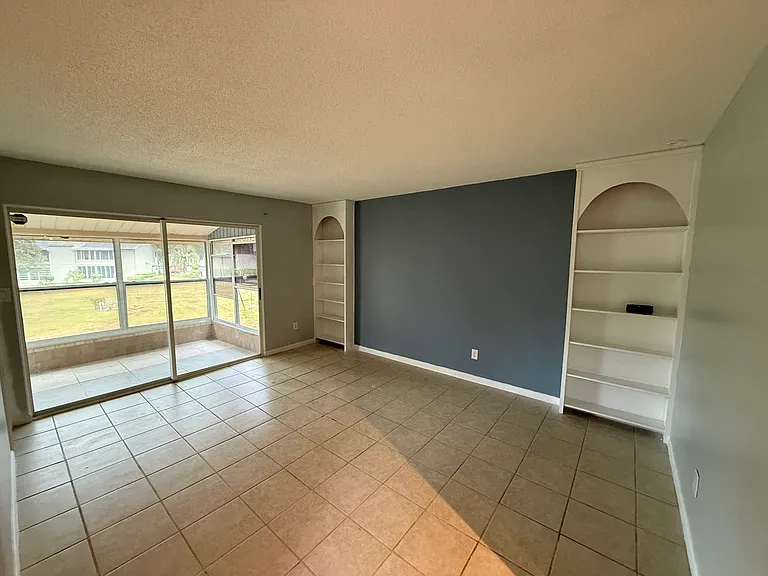 586 Bahia Cir #B — Photo 5