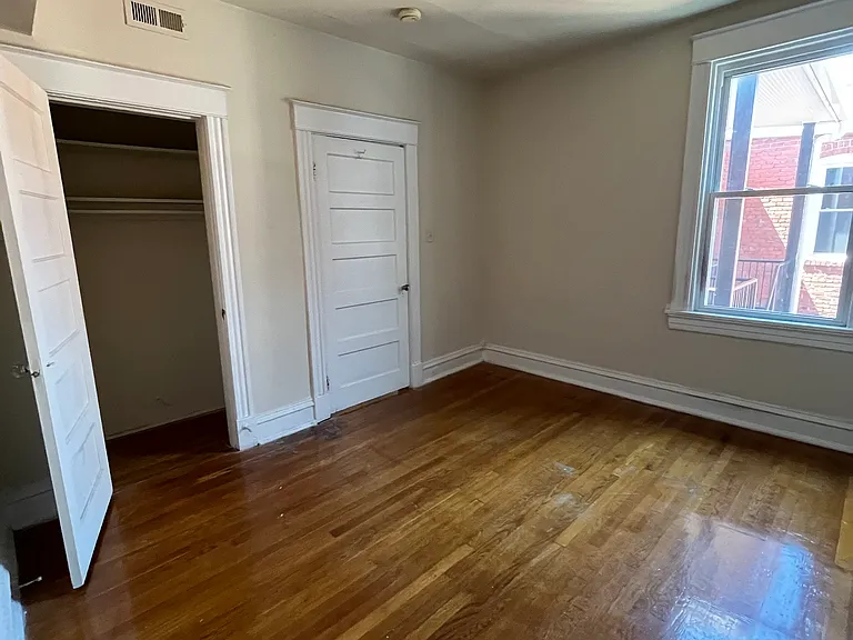 West Grace Apts — Photo 24