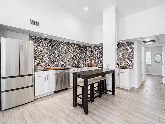 3rd image of 2200 Dickson Dr APT 218